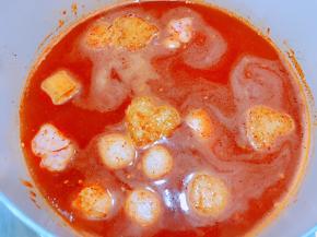 加入700毫升清水，先下去各种丸子