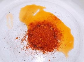 锅里加入自熬的虾油，我们爱吃辣另外加了一勺辣椒粉