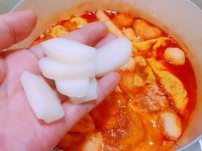 丸子和蛋饺差不多熟了以后加入切片年糕