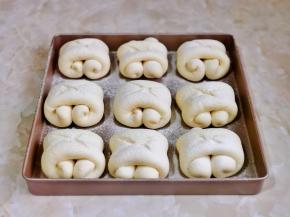 发酵至原来的1.5倍大，取出烤盘，用锋利的刀划上纹路，筛上一层薄薄的高筋面粉。