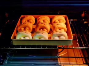 入烤箱中层上下170度烤我15-18分钟，注意观察颜色，上色后可以加盖一张。