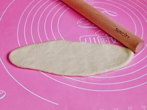 取一块小面团，用擀面杖擀长舌状。