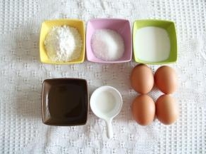 准备制作蛋糕胚材料。