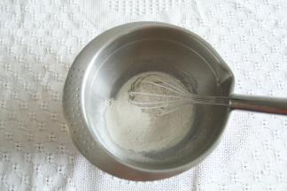 分离蛋白和蛋黄，蛋白冷冻备用。牛奶和玉米油倒入干净盆中，用蛋抽搅打至乳化，看不见油点。将低粉筛入，用蛋抽Z字形拌匀到没有干粉。