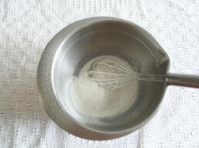 分离蛋白和蛋黄，蛋白冷冻备用。牛奶和玉米油倒入干净盆中，用蛋抽搅打至乳化，看不见油点。将低粉筛入，用蛋抽Z字形拌匀到没有干粉。