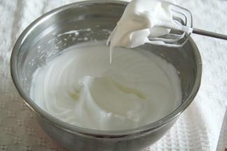 预热烤箱上下180度。取出蛋白，加入柠檬汁去腥。电动打蛋器高速打到鱼眼泡，加入1/3糖；继续打到细密小泡，加入1/3糖；打到蛋白略带纹路，加入最后的糖。打到如图，提起打蛋头呈现大弯钩（湿性发泡），转低速再打几圈，整理大气泡。蛋白最后是细腻带光泽的。