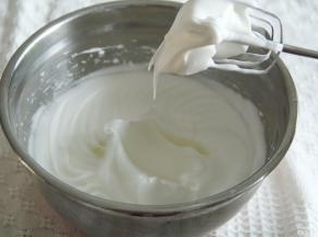 预热烤箱上下180度。取出蛋白，加入柠檬汁去腥。电动打蛋器高速打到鱼眼泡，加入1/3糖；继续打到细密小泡，加入1/3糖；打到蛋白略带纹路，加入最后的糖。打到如图，提起打蛋头呈现大弯钩（湿性发泡），转低速再打几圈，整理大气泡。蛋白最后是细腻带光泽的。