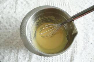 加入所有蛋黄，Z字形拌匀成顺滑滴落的蛋黄糊。