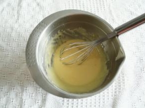 加入所有蛋黄，Z字形拌匀成顺滑滴落的蛋黄糊。