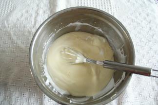 拌匀的面糊倒回到剩余蛋白霜中，同样操作，混匀后，最后用刮刀，将盆边和盆底部蛋抽没有拌匀的，再翻拌几下即可。