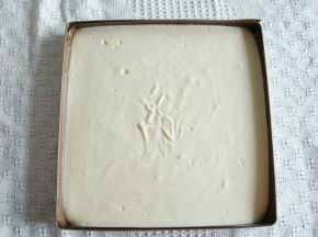 拌匀的面糊从20CM左右高度，倒入垫好油布的28*28烤盘中，晃平或者用刮板刮平，提起从高处振2下振出大气泡。