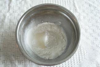 烤制期间，准备糯米皮材料。糯米粉和玉米淀粉筛入盆中，倒入牛奶、细砂糖，搅拌成均匀的糊状。过筛入碗中，盖上保鲜膜，蒸锅里水开后上锅蒸20分钟！