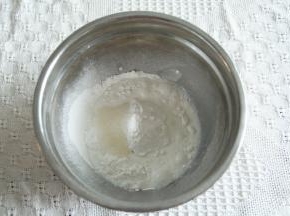 烤制期间，准备糯米皮材料。糯米粉和玉米淀粉筛入盆中，倒入牛奶、细砂糖，搅拌成均匀的糊状。过筛入碗中，盖上保鲜膜，蒸锅里水开后上锅蒸20分钟！