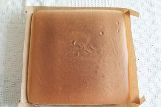 烤箱中的蛋糕胚烤完后取出，振出热气后，转移到冷凉架上冷凉，盖上油纸防止表皮被吹干。微温后可以倒扣，撕掉底部的油布！