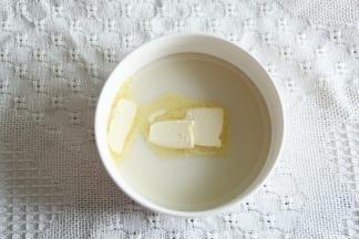 蒸完凝固，取出趁热放入黄油，微微放凉后揉成光滑面团。盖保鲜膜防止风干。