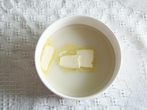 蒸完凝固，取出趁热放入黄油，微微放凉后揉成光滑面团。盖保鲜膜防止风干。