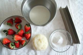 草莓清洗干净。所有材料准备就绪！