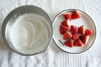 淡奶油加糖，打至8成发，装入裱花袋备用。草莓切掉部分绿色的部分。