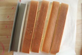 用的U型饼干模具，没有的话可以用类似长条形状的模具即可！切出和模具同样大小的蛋糕胚。