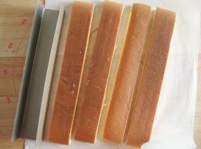 用的U型饼干模具，没有的话可以用类似长条形状的模具即可！切出和模具同样大小的蛋糕胚。