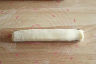 将两边的糯米皮折叠包好，多余的糯米皮可以用剪刀修平。包上保鲜膜，放入冰箱冷藏半小时或者冷冻10分钟。