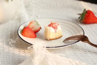 取出，切块即可！想要切到草莓的小心心，放置草莓的时候可以在白纸上作标记，然后沿着标记切即可！