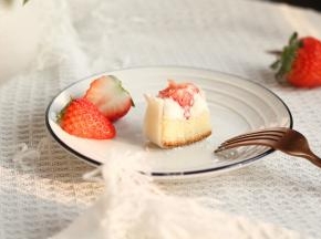 取出，切块即可！想要切到草莓的小心心，放置草莓的时候可以在白纸上作标记，然后沿着标记切即可！