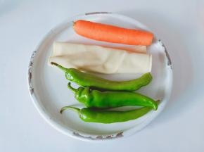 准备青椒、千张、胡萝卜。