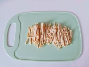 千张对折切成细丝。