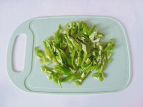 青椒去蒂，对半切开去籽切成细丝。