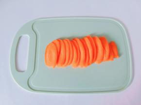 胡萝卜削皮斜着切成薄片。