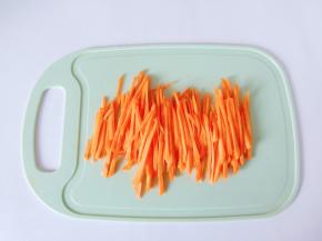 再把薄片稍微推一下，然后切丝就很方便了。