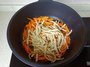 煸炒至胡萝卜丝微软放入千张。