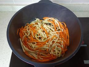 开大火翻炒一分钟。