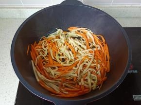 开大火翻炒一分钟。