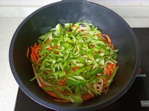 加入切好的青椒丝。