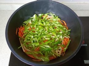 加入切好的青椒丝。