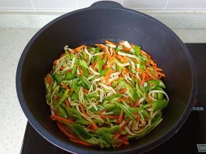 大火翻炒之青椒丝断生。