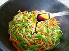 加入生抽一勺。