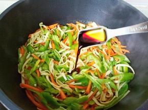 加入生抽一勺。