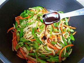 加入蚝油一勺提鲜，盐半勺。