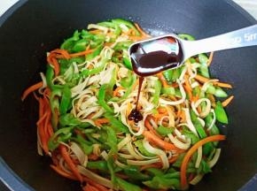 加入蚝油一勺提鲜，盐半勺。