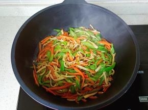 大火快速把调味料翻炒均匀即可关火。