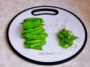 荷兰豆去根去尖洗净。