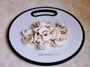 口蘑洗净切片。