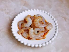 虾仁处理好后加入料酒，酱油腌制10分钟。