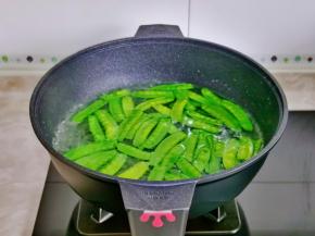 锅中加水，盐烧开，下荷兰豆煮40秒。