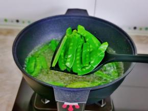 捞出立即过冷水。