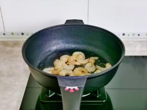 起油锅，加入腌制好的虾仁。