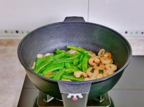 加入荷兰豆与虾仁。